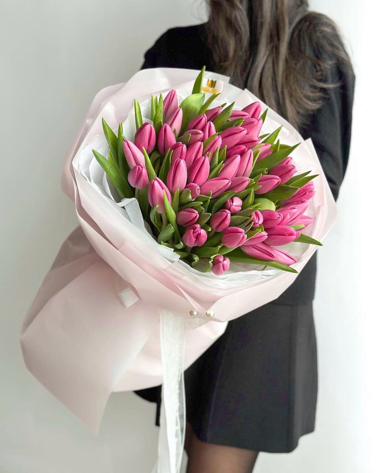 Букет "Аромат весны" 51 розовый тюльпан в оформлении