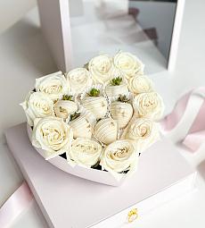 Клубничный бокс "Amore" с клубникой в молочном шоколаде с белыми розами. 