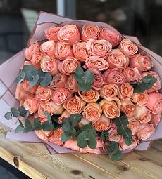 61 пионовидная роза с эвкалиптом