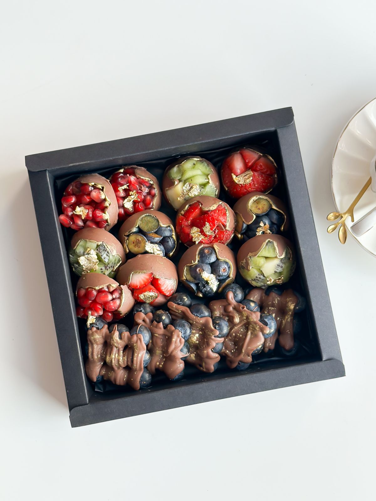 Фруктовый бокс "Сочное комбо" из фруктовых и ягодных медиантов в шоколаде