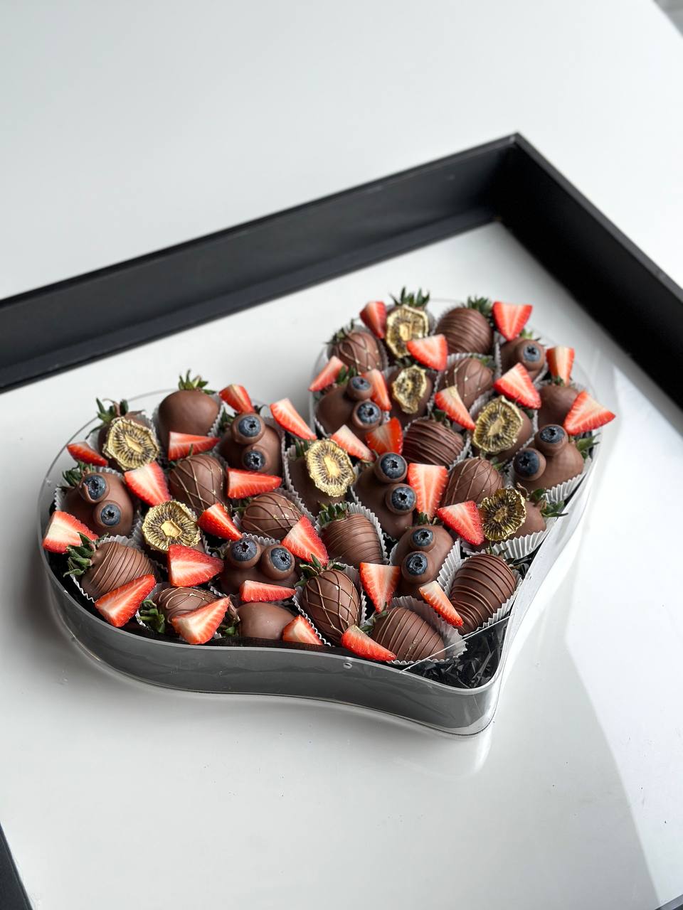Клубничный бокс "Счастливый" L клубника в итальянском шоколаде с декором из свежей клубники и голубики в коробке в форме сердца