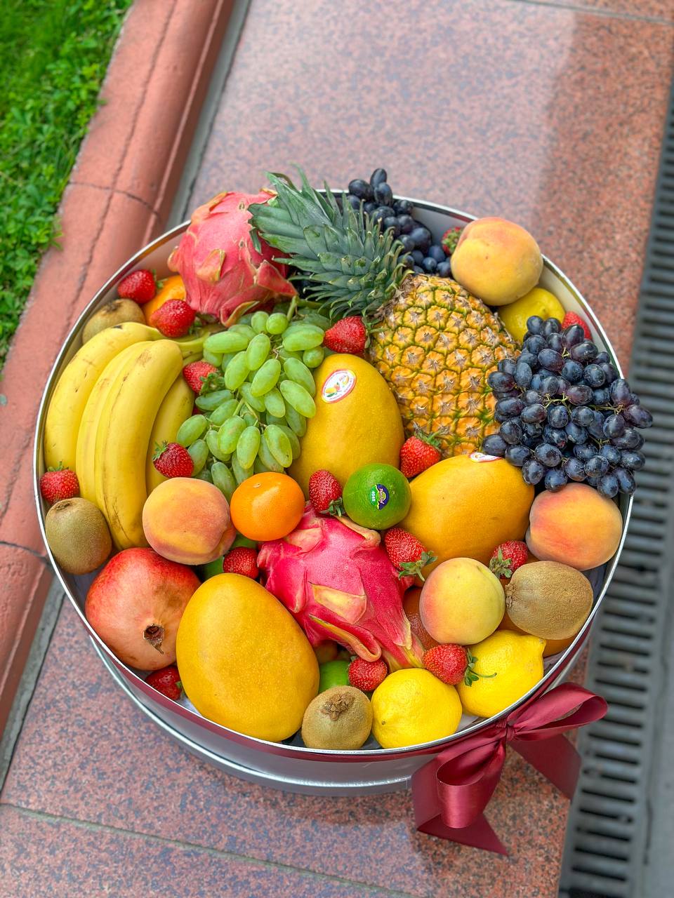 Композиция "Фруктовое наслаждение" из тропических фруктов в коробке