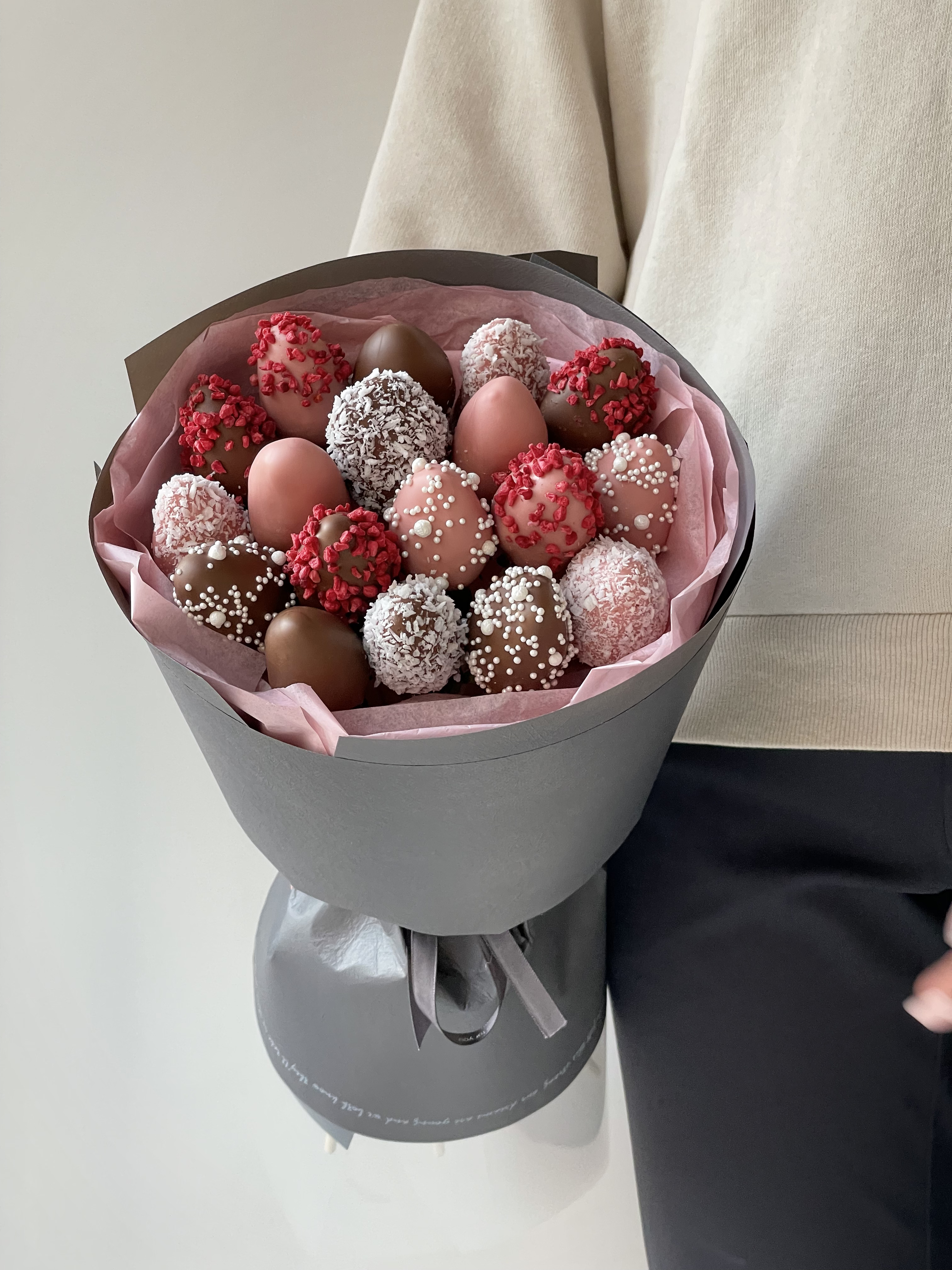  Клубничный букет «Меркурий» клубника в розовом и молочном шоколаде