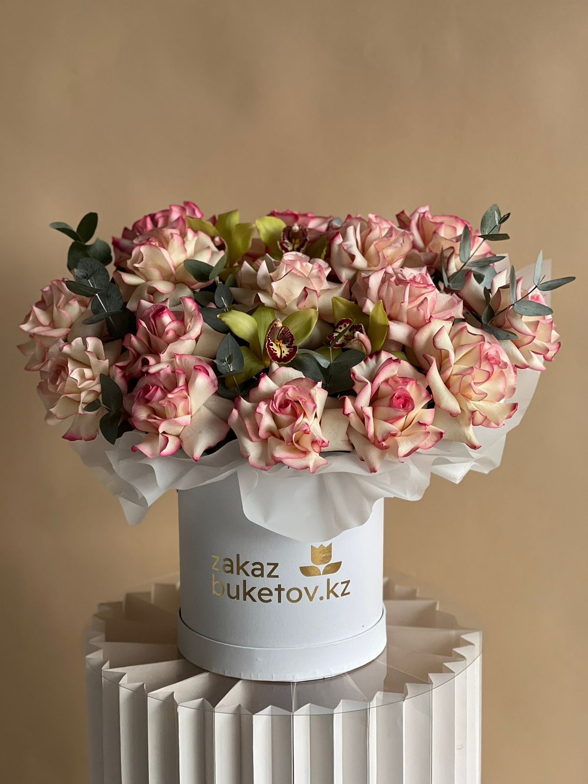Композиция "Майлира" из роз и орхидей в коробке. 
