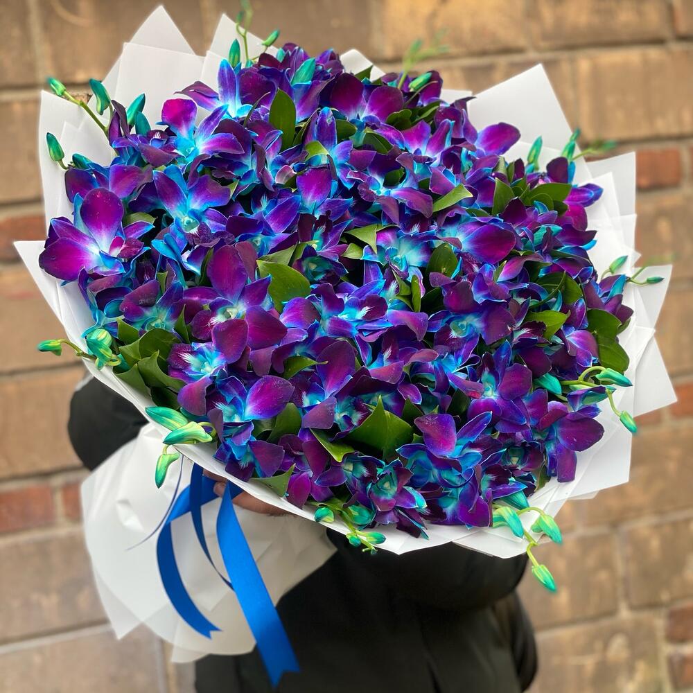 Букет из 101 синей орхидеи с рускусом