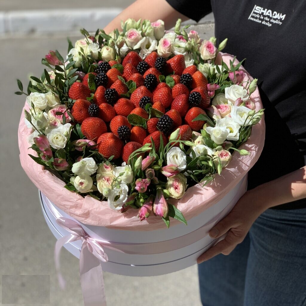 Букеты из ягод и цветов "Фрутелла" в коробке