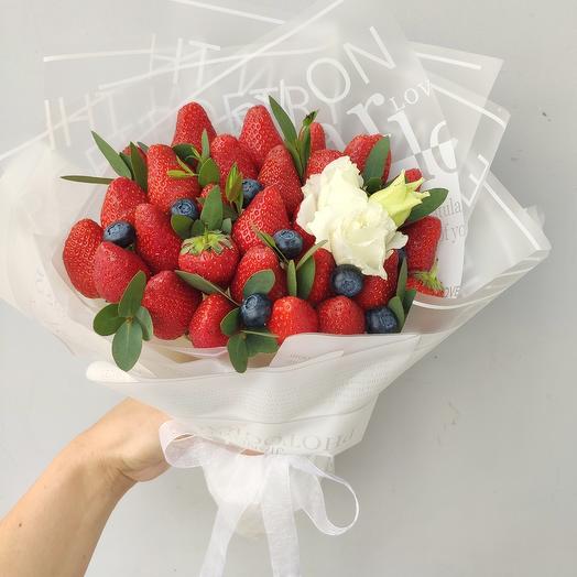 Букет из ягод и цветов "Нежные ягоды"