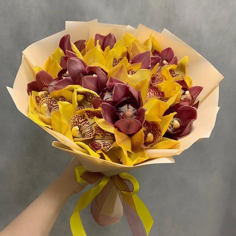 Букет из 25 желтых и бордовых орхидей 