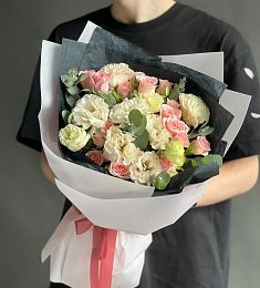 Композиция "Бронд" из прей роз и лизиантуса