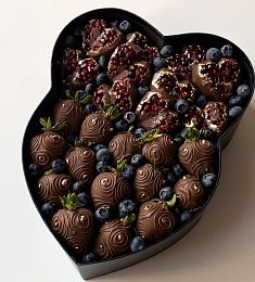 Клубничный бокс "Mickey" клубника и гранат в молочном шоколаде