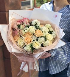 Летний букет с бульденежем и розами