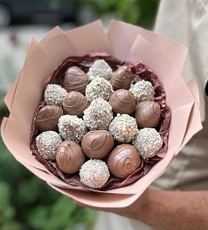 Клубничный букет "Медея" из клубники в молочном итальянском шоколаде.