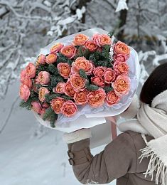 Букет "Зимняя Джульетта" из пионовидных спрей роз и нобилиса
