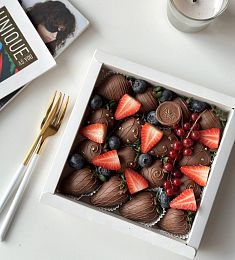 Клубничный бокс "Луиза" клубника в шоколаде, с голубикой, смородиной и свежей клубникой