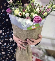 Букет "С мыслями о лете" из роз и Лизиантусов