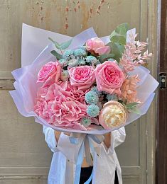 Букет "Рождение звезды" из гортензий, роз и хризантем