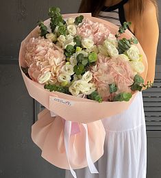 Букет "Эннеада" из гортензии и лизиантусов