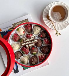 Клубничный бокс "Модерн" M клубника в белом и молочном шоколаде