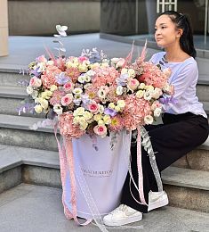 Композиция "Цветочный фейрверк" из роз, гортензий, лизиантусов и хризантем в премиальной коробке