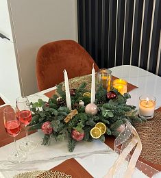 Композиция "Gleaming Eve" из нобилиса и эвкалипта с шариками