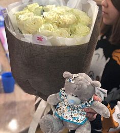 15 белых роз с мишкой