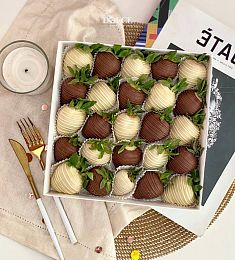 Клубничный бокс "Ладья" клубника в молочном и белом шоколаде