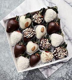 Клубничный бокс "Миндальное наслаждение" клубника в  молочном и белом шоколаде