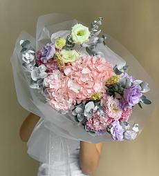 Композиция "Эсми" из гортензии, эвкалипта и лизиантуса