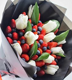 Букет из ягод и цветов «Лёд и пламя»