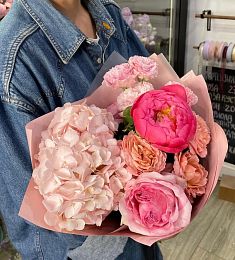 Букет "Приятный комплимент" из гортензий, пионов и гвоздик