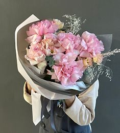 Букет "Соня" из лизиантусов, гортензии и роз