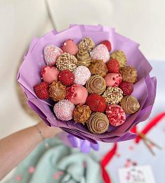 Клубничный букет "Сладкий поцелуй" p клубники в итальянском шоколаде в сочетании со свежими ягодами