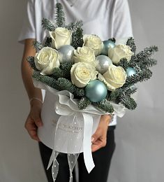 Композиция "Winter blossom" из роз, нобилиса и шариков