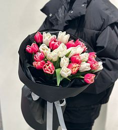 Букет из 25 розовых и белых пионовидных тюльпанов