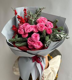 Композиция "Весёлые елочки" из спрей роз, илекса  нобилиса