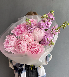 Букет "Само очарование" с дельфиниумом и пионами