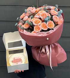 Сет "Огненный М" букет из пионовидных спрей роз с эвкалиптом и тортик