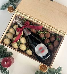 Бокс "Игристое" клубника в шоколаде и шампанское