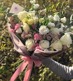 Букет "Диана" из роз, лизиантусов и эвкалипта