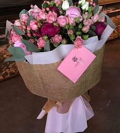 Букет "Поцелуй страсти" из Гипперикума, пионов, роз и эвкалипта