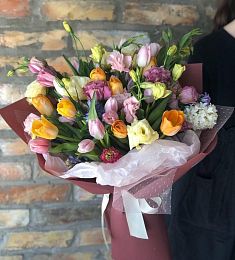 Букет "Яркое утро" из тюльпан, гиацинта и лизиантуса