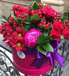 Композиция "Красный бархат" из роз и хризантем