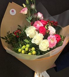 Букет "Ягодная поляна" из роз, ранункулюса и гипперикума