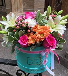 Композиция "Нежные объятия" из гвоздик, лилий и роз