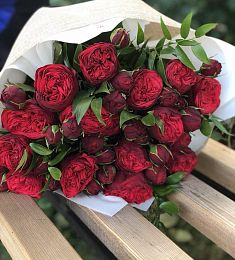 Букет "Манящая страсть" из пионовидных роз и эвкалипта 