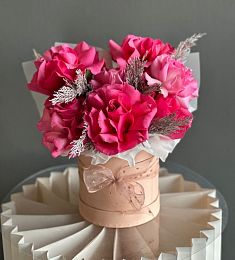 Композиция "Arabella" из роз и туи в коробке