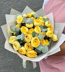 Желтые кустовые пионовидные розы с эвкалиптом