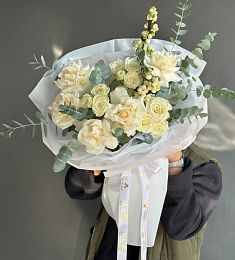 Букет "Сахарок" из роз симфорикарпуса и эвкалипта