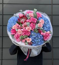 Букет "Скайлер" из гортензий, гвоздик, роз и протеи