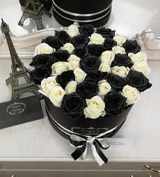 Черные розы в коробке с белыми